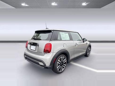 Used 2024 MINI Cooper 2-Door Hardtop image 9