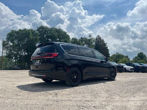 Used 2024 Chrysler Pacifica Touring-L FWD image 7