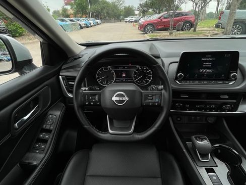 Used 2025 Nissan Rogue SV w/ SV Premium Package FWD image 11