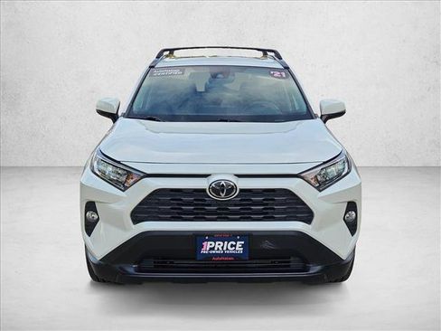 Used 2021 Toyota RAV4 XLE Premium image 2