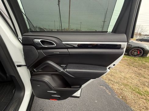 Used 2018 Porsche Cayenne Platinum Edition image 20