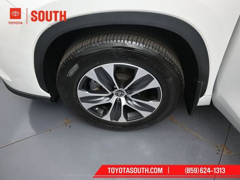 Used 2022 Toyota Highlander XLE image 40