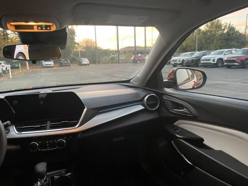 Used 2025 Chevrolet Trax LT image 31