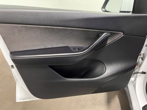 Used 2021 Tesla Model Y Long Range image 19