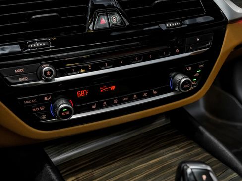 Used 2019 BMW 540i xDrive w/ Premium Package image 32