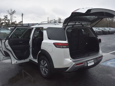 Used 2024 Nissan Pathfinder SL w/ Lighting Package (N92) image 17