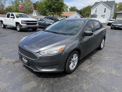 Used 2018 Ford Focus SE FWD image 2