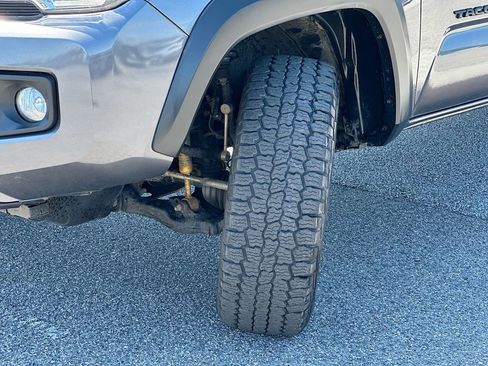 Used 2017 Toyota Tacoma TRD Off-Road w/ Premium & Technology Package AWD/4WD image 25