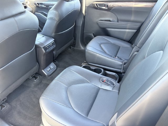 Used 2023 Toyota Highlander Limited FWD image 17