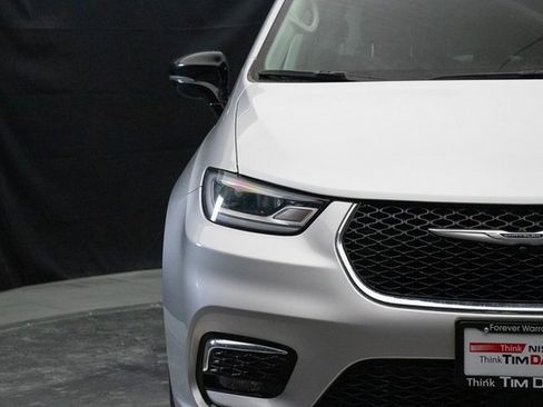 Used 2024 Chrysler Pacifica Touring-L image 5