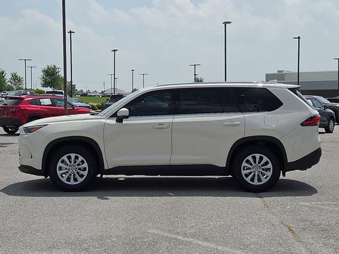 Used 2024 Toyota Grand Highlander XLE FWD image 3