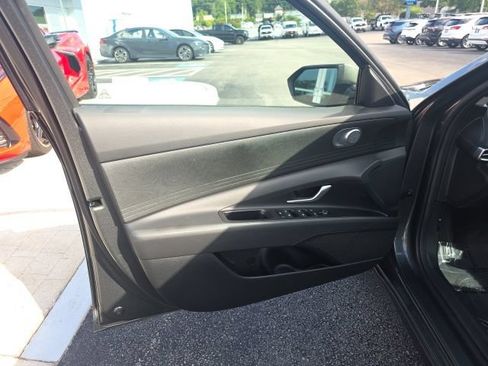 Used 2025 Hyundai Elantra SE FWD image 13