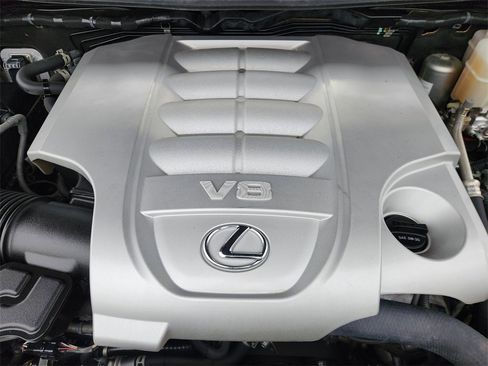 Used 2020 Lexus LX 570 4WD w/ Luxury Package image 32