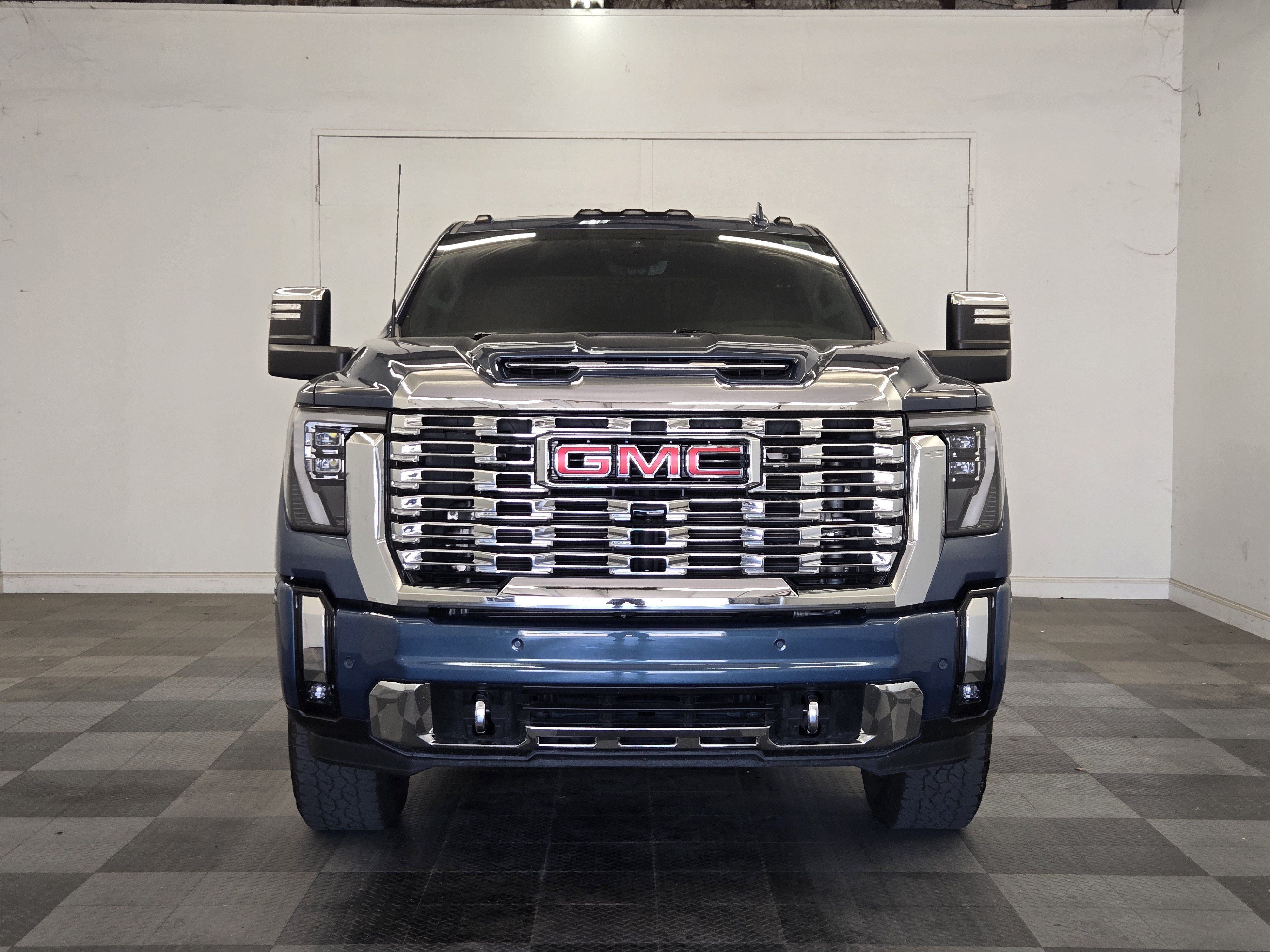 Used 2025 GMC Sierra 2500 Denali w/ Denali Reserve Package AWD/4WD image 3