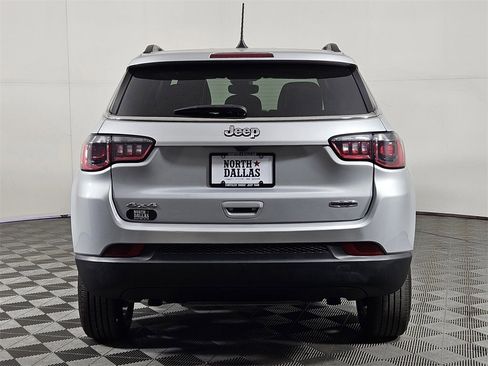 Used 2024 Jeep Compass Latitude image 4