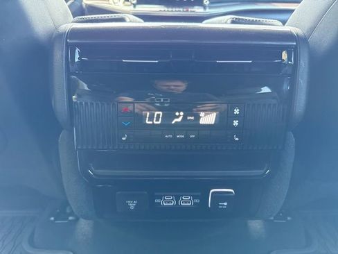Used 2024 Jeep Wagoneer 4WD w/ Convenience Group I image 19