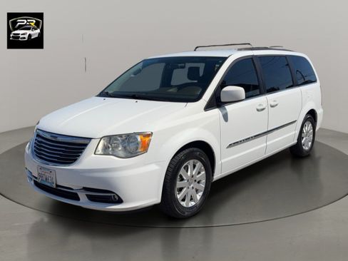 Used 2014 Chrysler Town & Country Touring FWD image 1