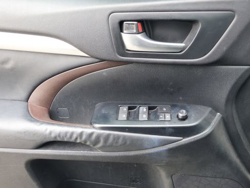 Used 2014 Toyota Highlander XLE image 12