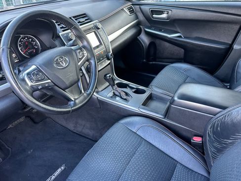 Used 2015 Toyota Camry SE w/ Moonroof Package image 9