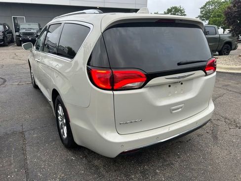 Used 2020 Chrysler Pacifica Touring-L FWD image 2