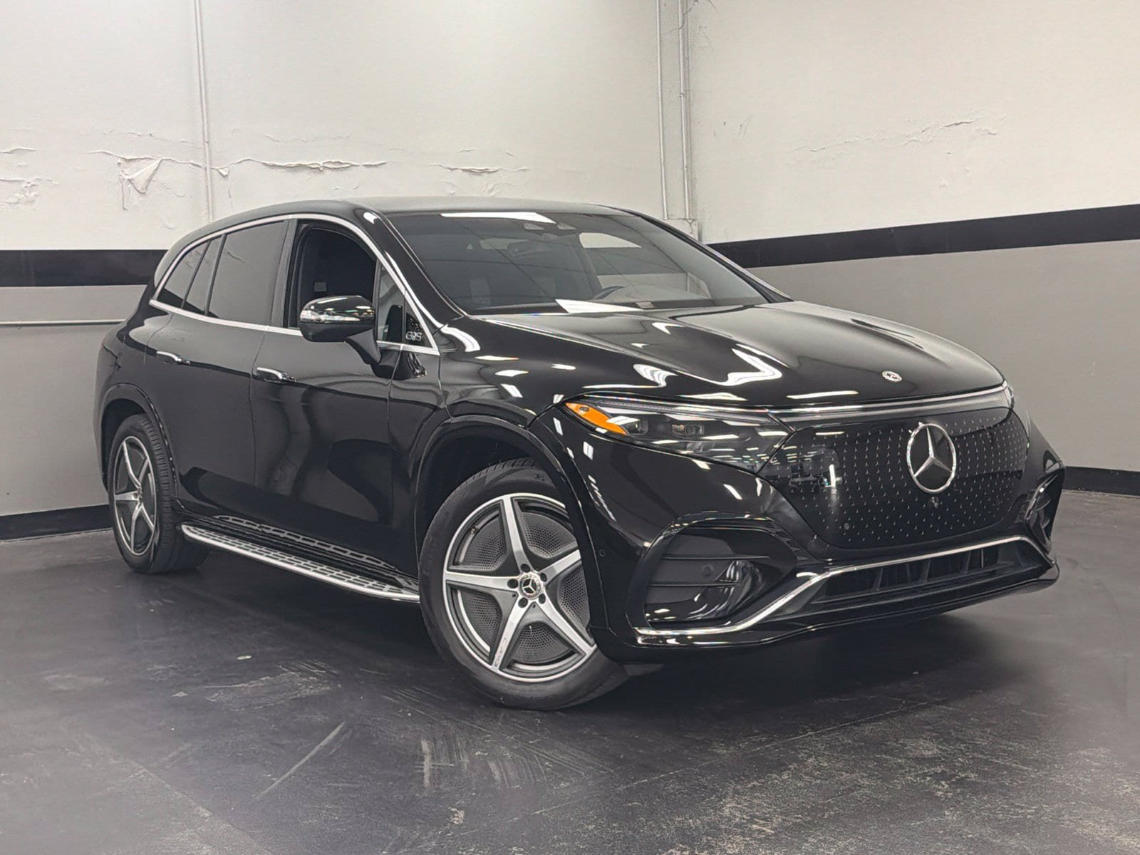 Used 2024 Mercedes-Benz EQS 580 4MATIC SUV w/ Exclusive Trim Package image 2