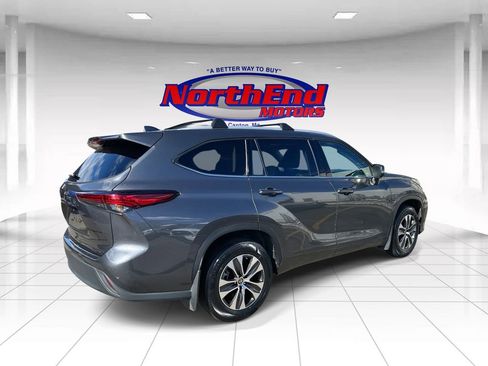 Used 2022 Toyota Highlander XLE image 3