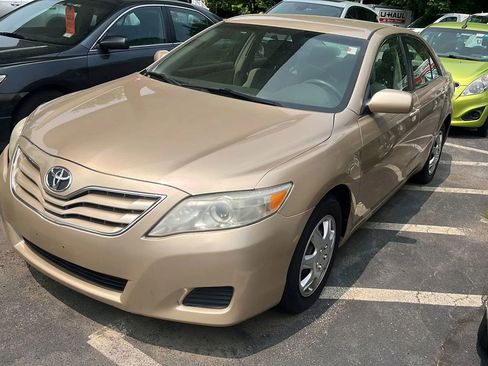 Used 2010 Toyota Camry LE image 2