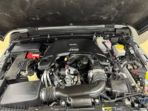 Used 2020 Jeep Wrangler Unlimited Sahara image 29