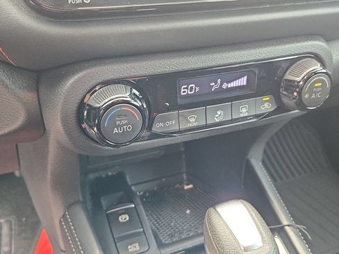 Used 2024 Nissan Kicks SR FWD image 13