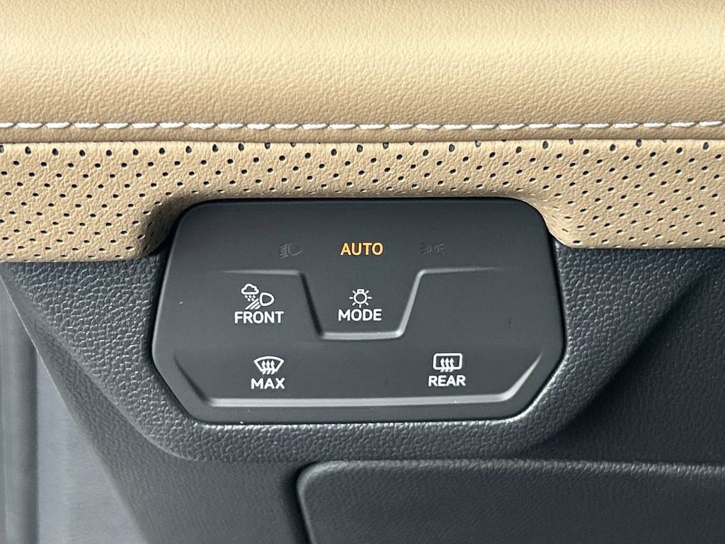 Used 2024 Volkswagen Atlas Cross Sport SE FWD image 18