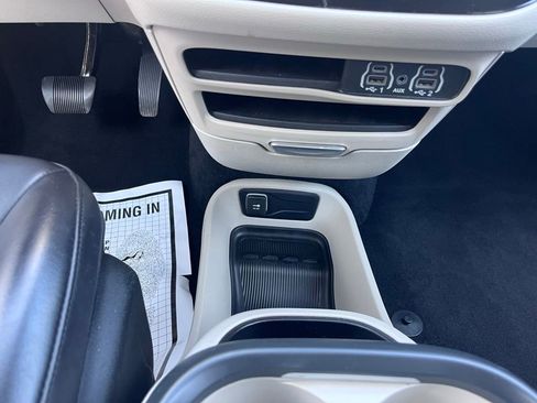 Used 2023 Chrysler Pacifica Touring-L FWD image 15