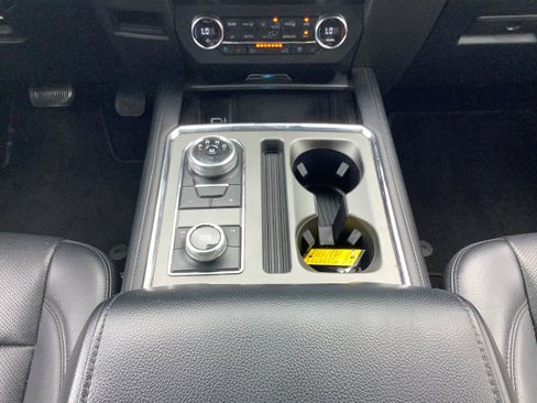 Used 2019 Ford Expedition XLT w/ Equipment Group 202A AWD/4WD image 12