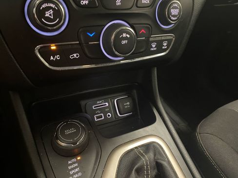 Used 2015 Jeep Cherokee Latitude AWD/4WD image 20