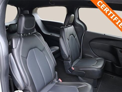 Used 2025 Chrysler Pacifica Select image 17