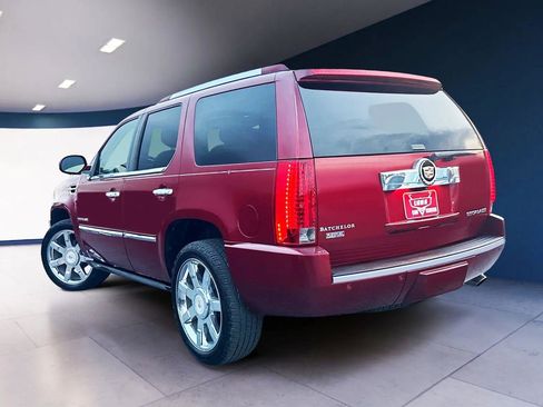 Used 2010 Cadillac Escalade Premium RWD image 3