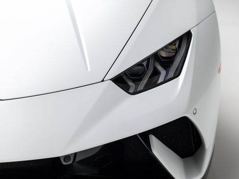 Used 2019 Lamborghini Huracan Performante AWD/4WD image 13