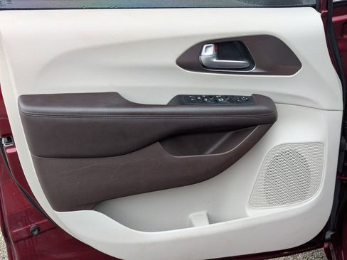 Used 2017 Chrysler Pacifica Touring Plus w/ Security Group image 11