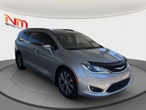 Used 2017 Chrysler Pacifica Limited w/ Advanced Safetytec Group FWD image 7