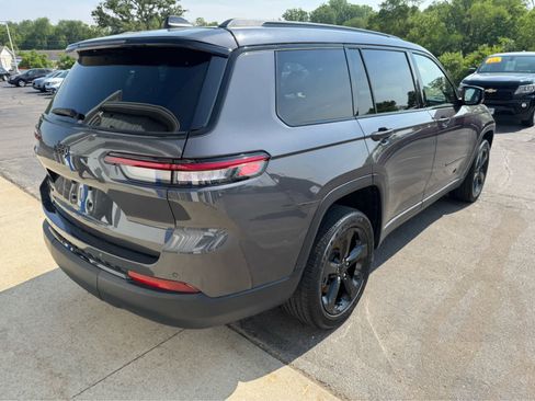 Used 2022 Jeep Grand Cherokee L Laredo image 3