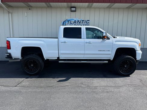 Used 2017 GMC Sierra 2500 Denali w/ Duramax Plus Package AWD/4WD image 3
