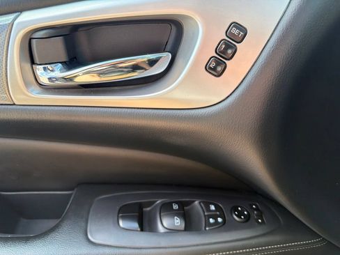 Used 2019 Nissan Pathfinder SL FWD image 21