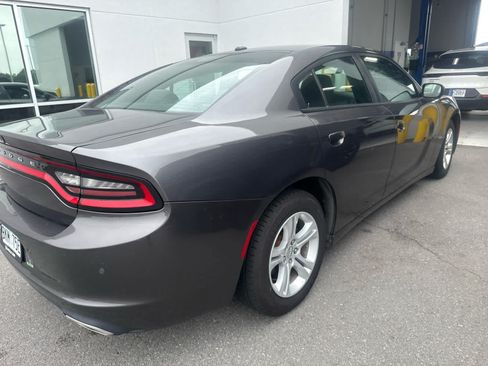 Used 2019 Dodge Charger SXT RWD image 3