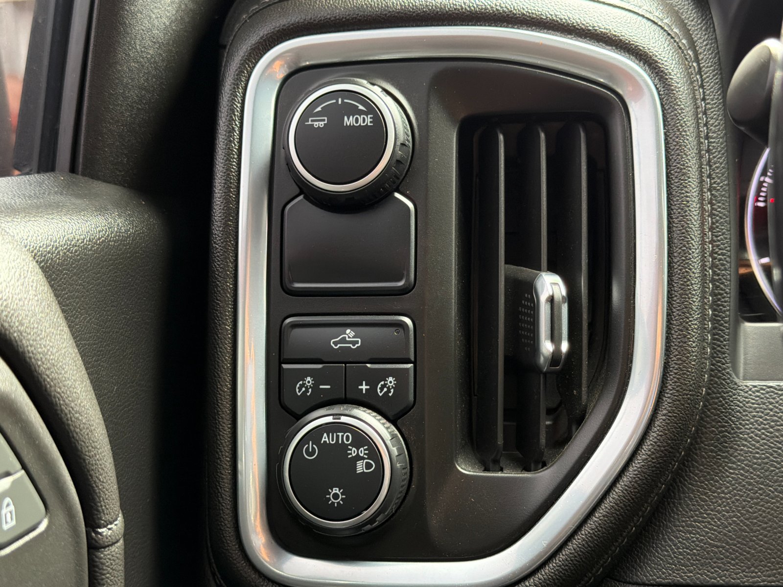 Used 2022 Chevrolet Silverado 1500 LT RWD image 32