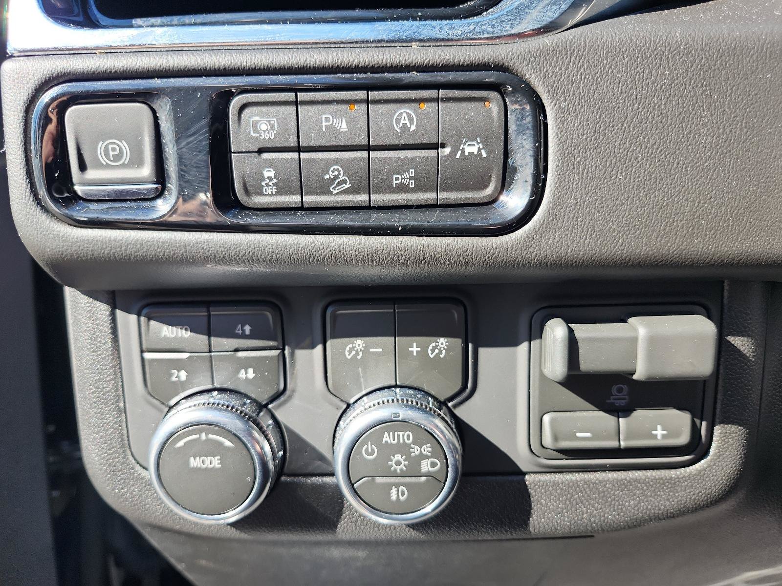 Used 2026 GMC Yukon Elevation w/ Elevation Premium Package AWD/4WD image 16