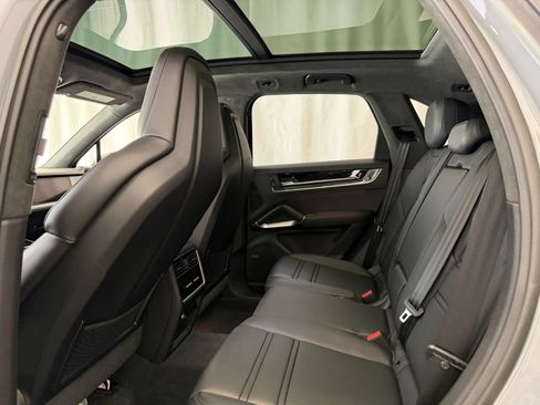 Certified 2025 Porsche Cayenne Turbo AWD/4WD image 24