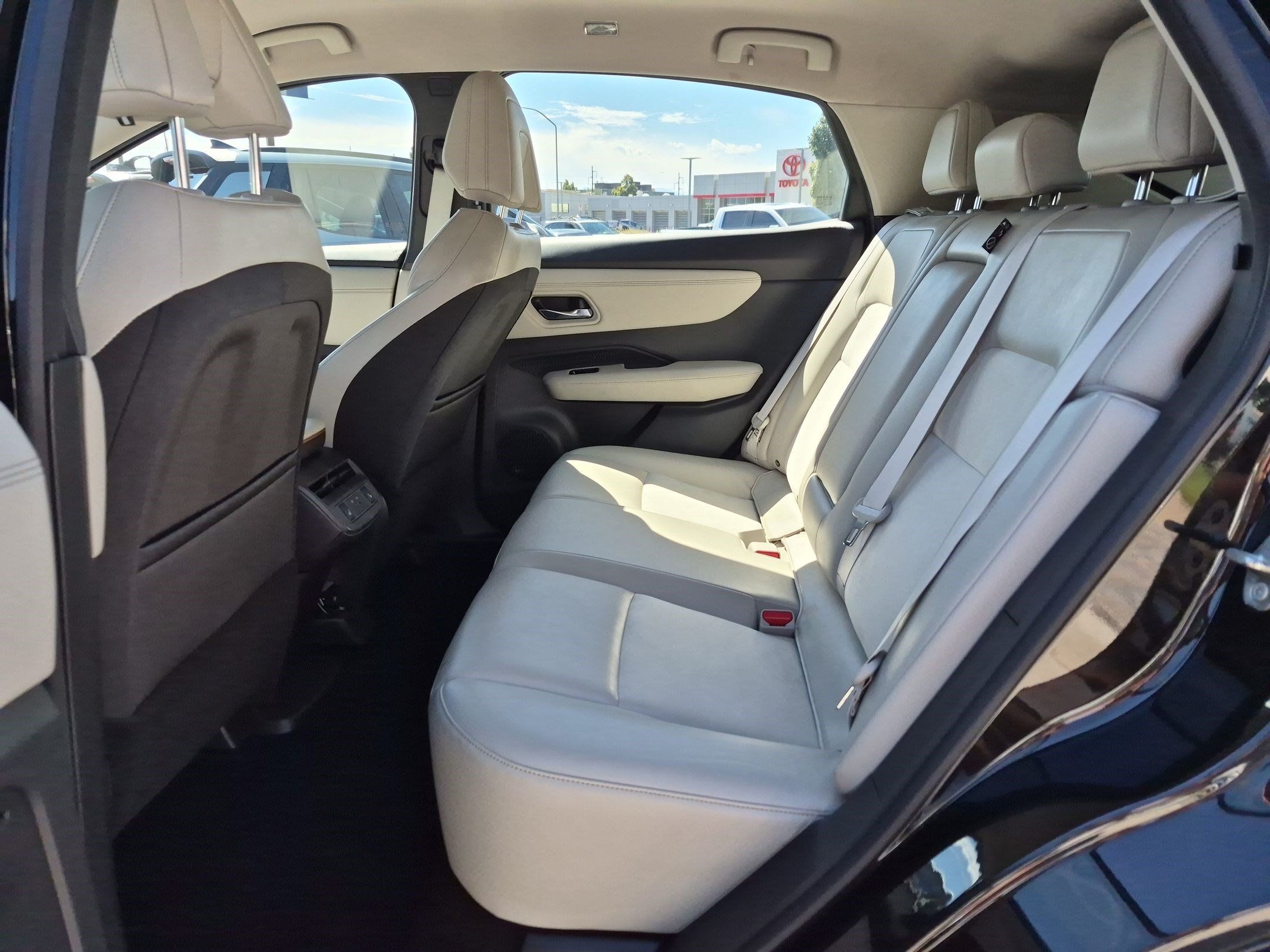 Used 2023 Nissan Ariya AWD image 29