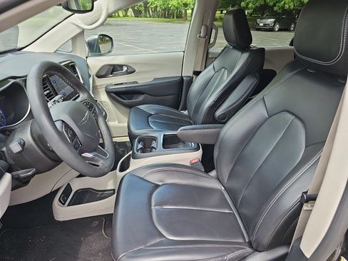 Used 2023 Chrysler Pacifica Touring-L FWD image 18