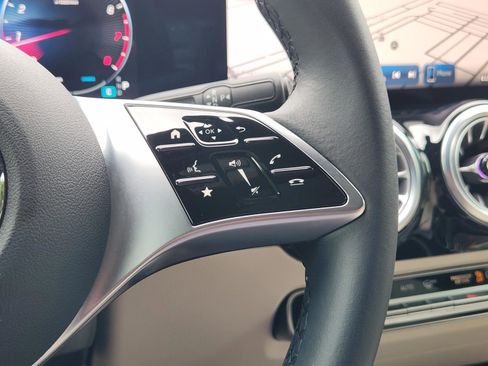 Used 2025 Mercedes-Benz GLA 250 image 21