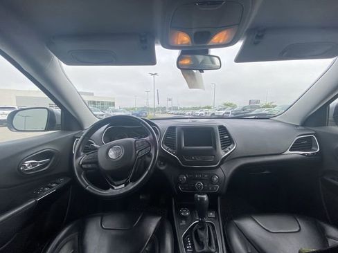 Used 2019 Jeep Cherokee Latitude Plus AWD/4WD image 5