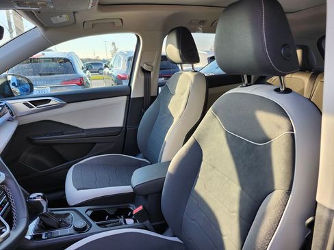 New 2026 Volkswagen Taos SE image 9